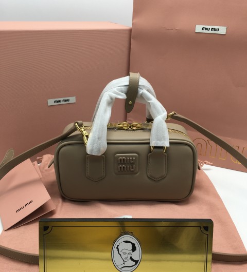 미우미우 miu miu 소프티 패디드 볼링백