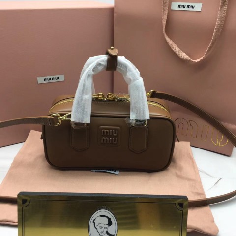 미우미우 miu miu 소프티 패디드 볼링백