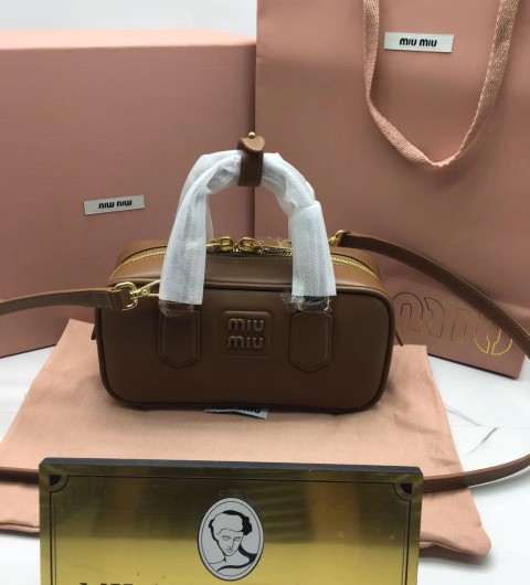 미우미우 miu miu 소프티 패디드 볼링백