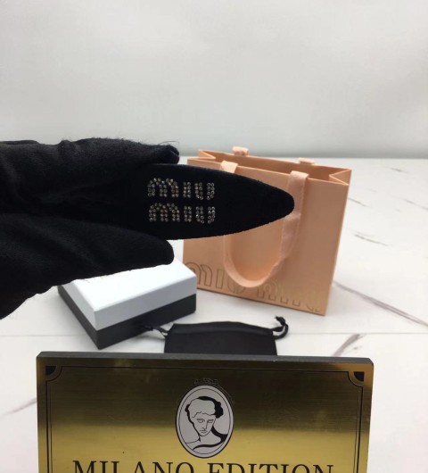 미우미우 벨벳 헤어핀 (컬러 블랙)