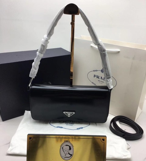 프라다 브러시드 레더 팜므백