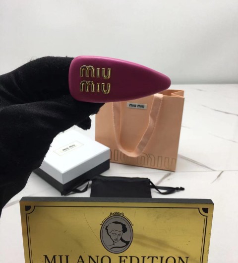 미우미우 신상 헤어핀 (컬러 핫핑크)