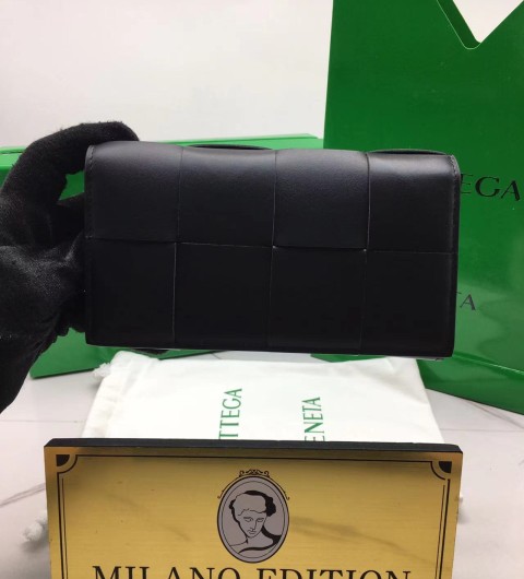 보테가 베네타 맥시 인트레치오 장지갑 679845