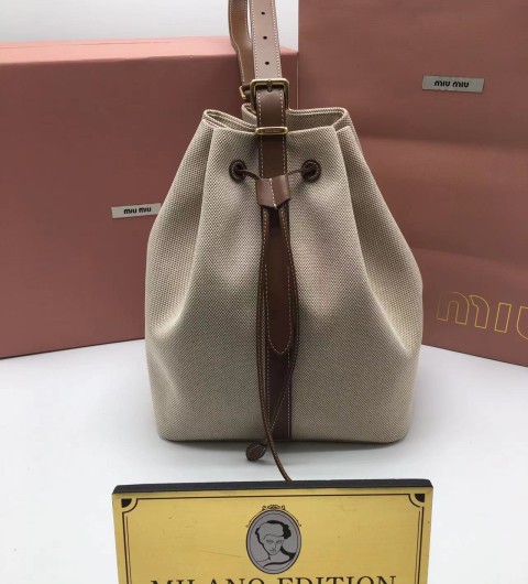 미우미우 캔버스 및 가죽 버킷백 29cm